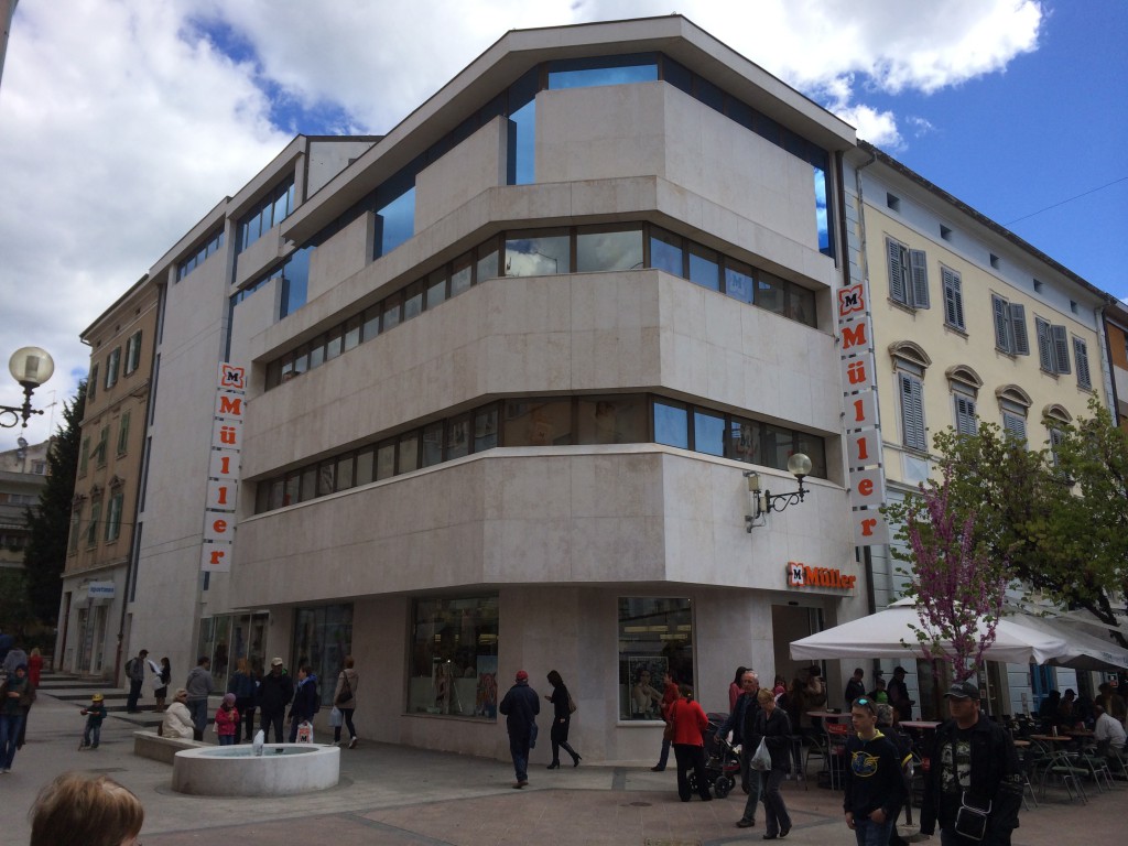 Umbau eines Bankgeb&auml;udes in ein Kaufhaus von M&uuml;ller in Pula / Kroatien