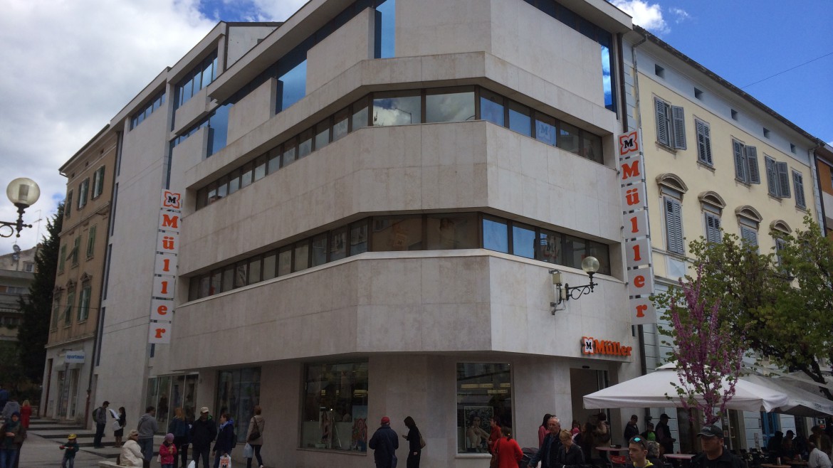 Umbau eines Bankgebäudes in ein Kaufhaus von Müller in Pula / Kroatien